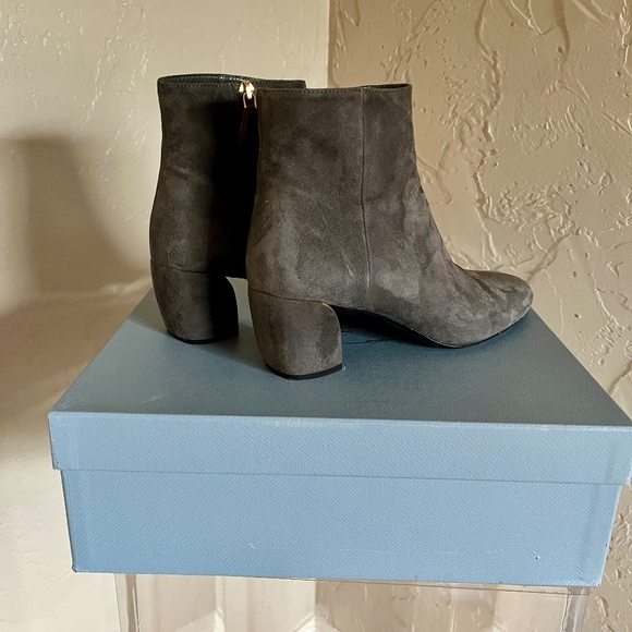 Prada, grey suede ankle boots, 2" heels, square toes, concealed zipper, sz 38.5, - Picture 5 of 13